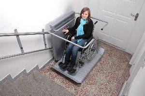 Plattformlift PLG7 mit Rollstuhlfahrer